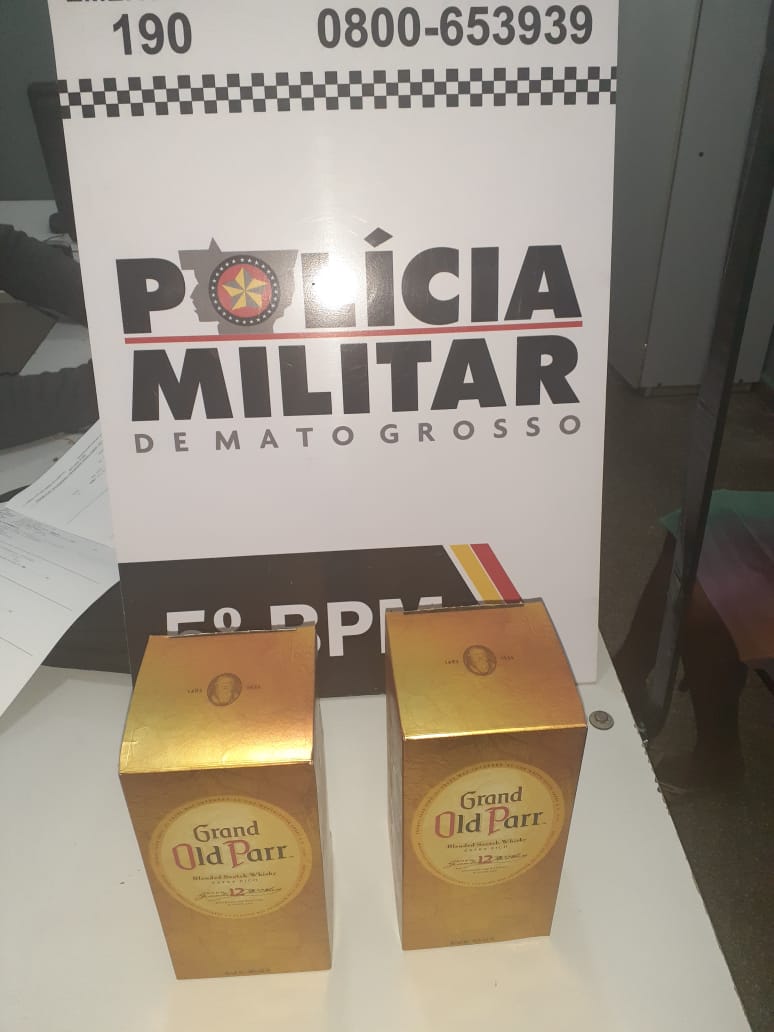 Garrafas de bebidas que a suspeita tentava subtrair do mercado atacadista. (Foto: divulga&ccedil;&atilde;o PM/MT)