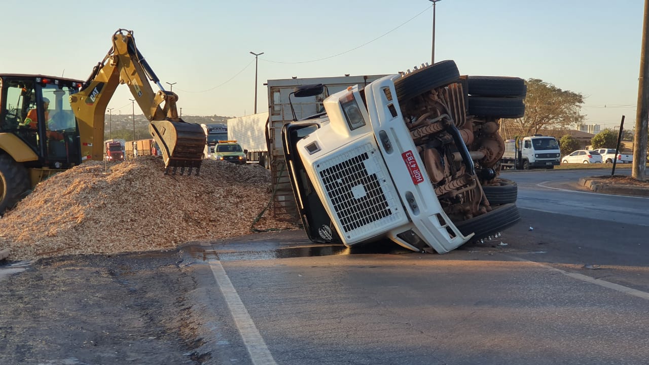 Motorista n&atilde;o se feriu no acidente. (Foto: Sirlei Alves/GazetaMT)