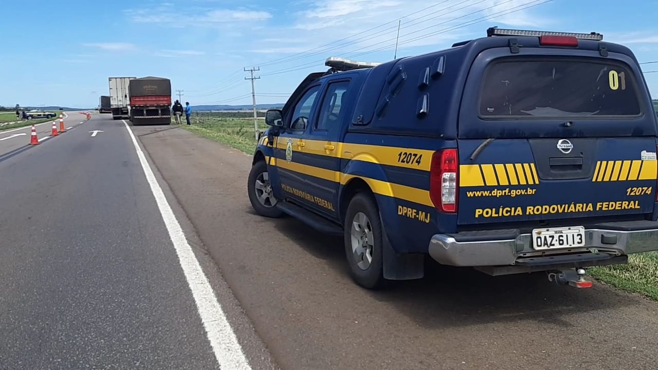 A a&ccedil;&atilde;o segue at&eacute; o fim do m&ecirc;s e &eacute; realizada em parceria com a Concession&aacute;ria Rota do Oeste, que administra 850 quil&ocirc;metros da BR 163/364 em Mato Grosso. (Foto: divulga&ccedil;&atilde;o PRF/MT)
