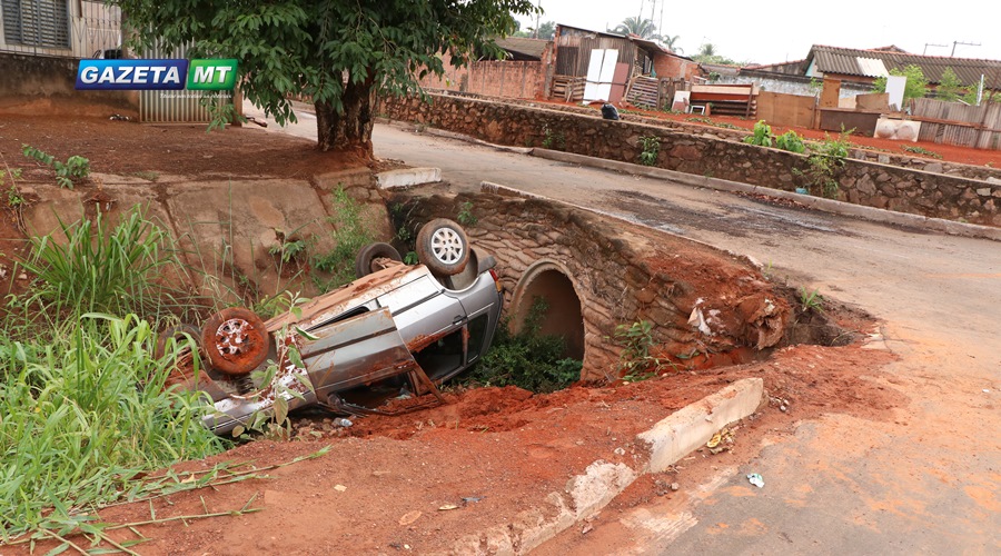 Veículo capotado no Jardim Ipanema Foto: Messias Filho Gazeta MT