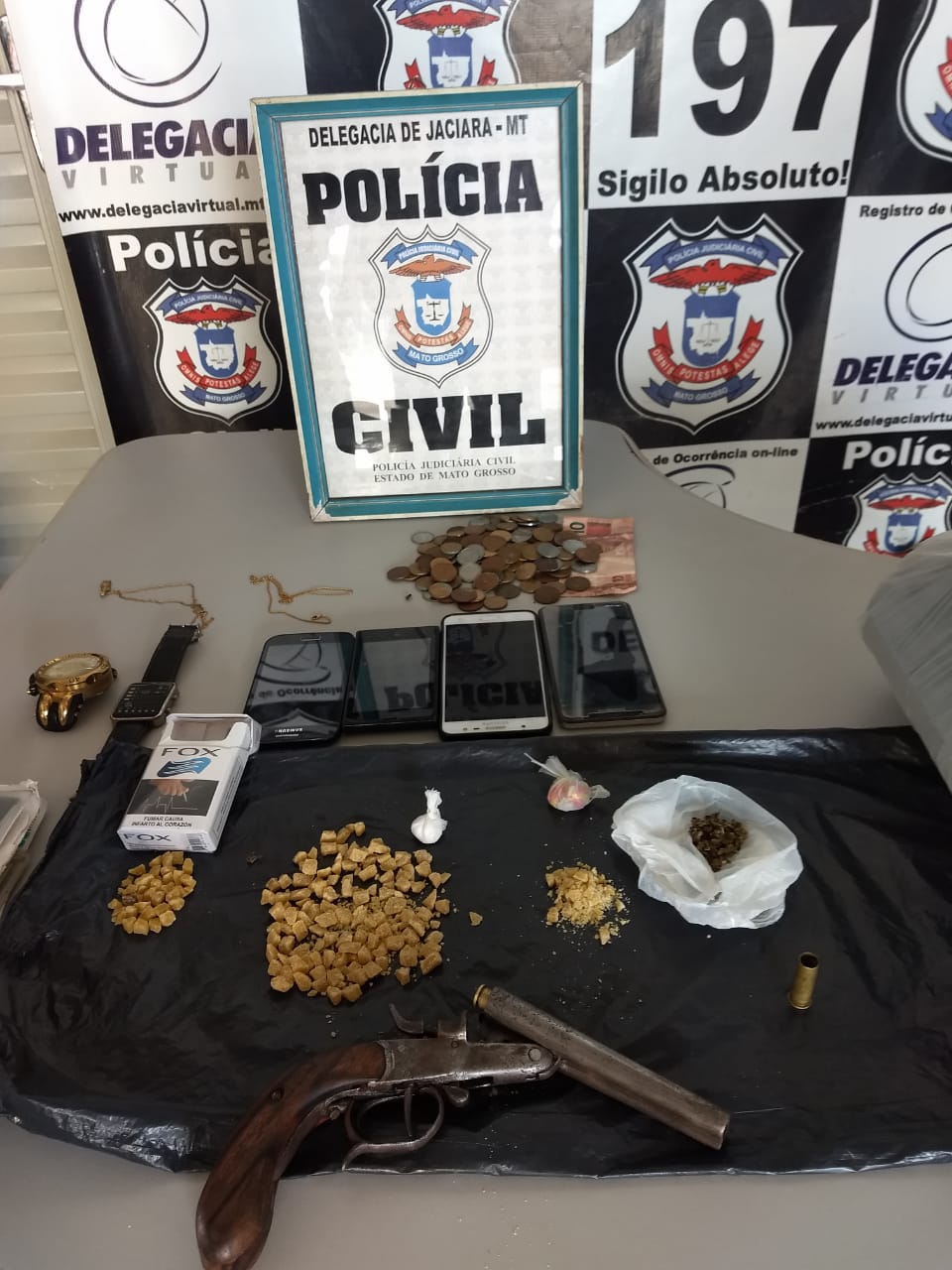 Materiais apreendidos pelas pol&iacute;cias na resid&ecirc;ncia do suspeito. (Foto: divulga&ccedil;&atilde;o PJC/MT)