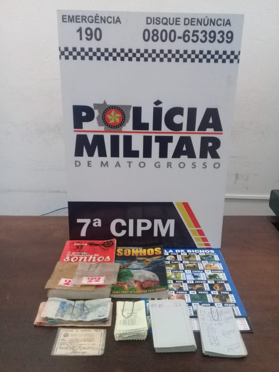 Materiais apreendidos pela pol&iacute;cia no estabelecimento do suspeito. (Foto: divulga&ccedil;&atilde;o PM/MT)