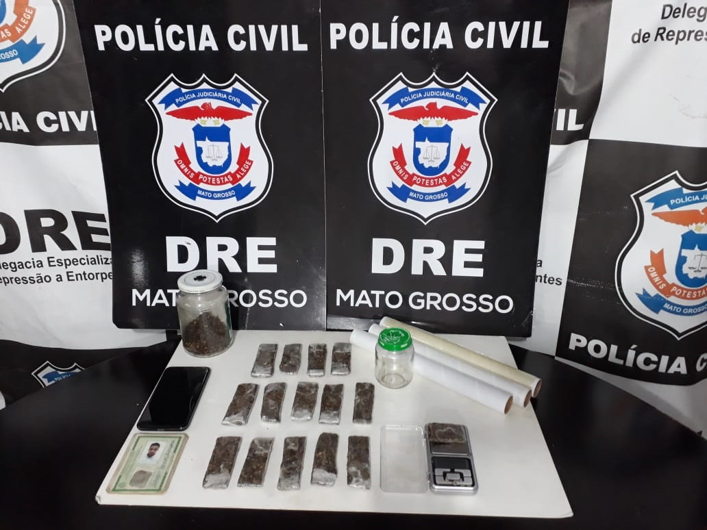Materiais apreendidos pela pol&iacute;cia na casa do suspeito. (Foto: divulga&ccedil;&atilde;o PJC/MT)