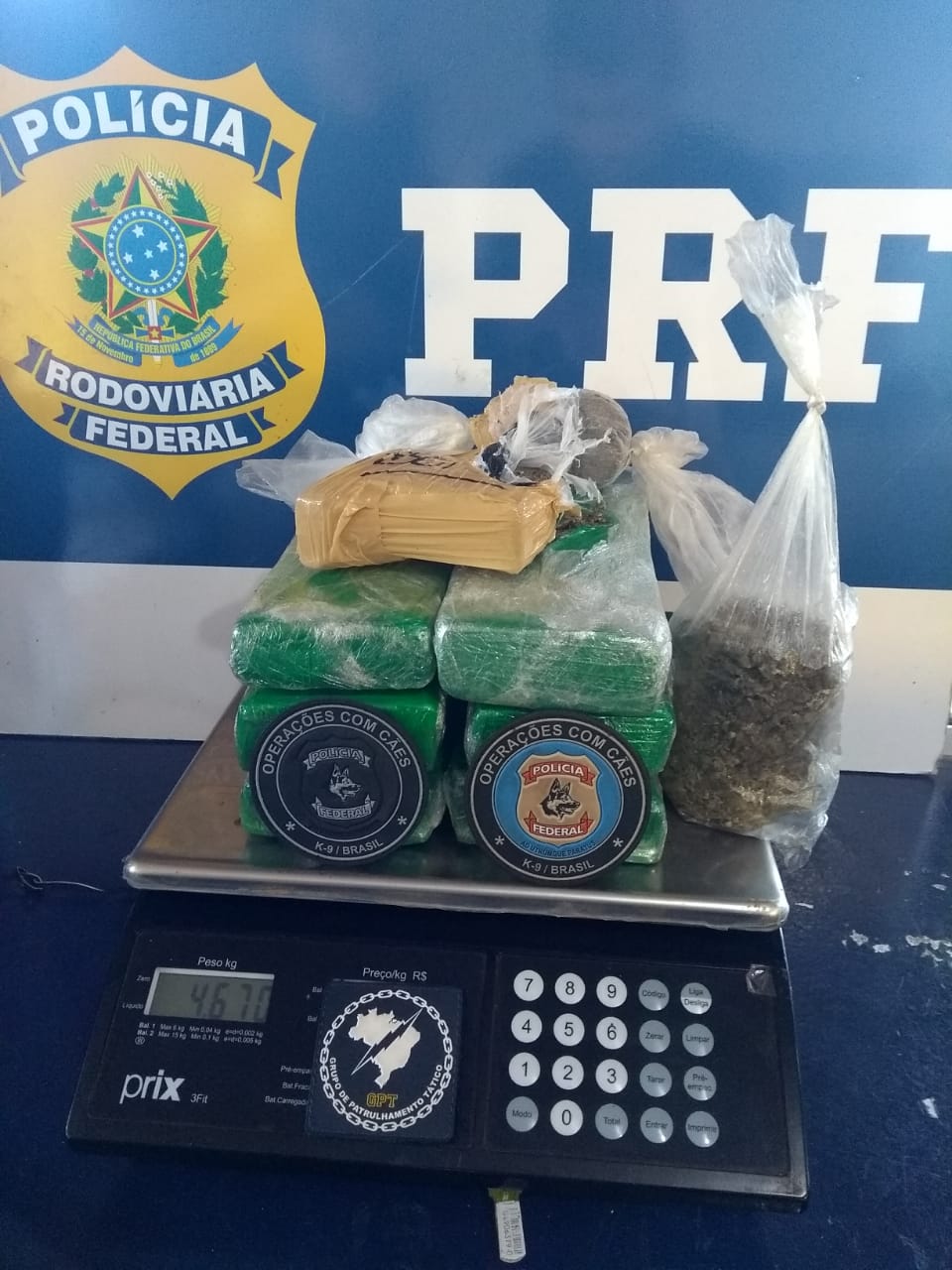 Drogas apreendidas nas bagagens da suspeita. (Foto: divulga&ccedil;&atilde;o PRF/MT)