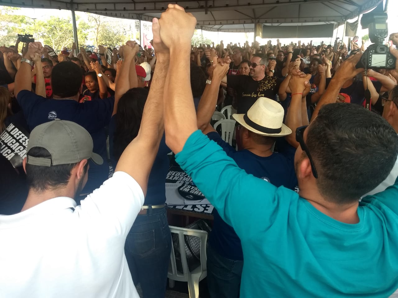 "Ninguém solta a mão de ninguém", diz professores durante Assembleia Geral. Foto: Sabryna Carvalho 