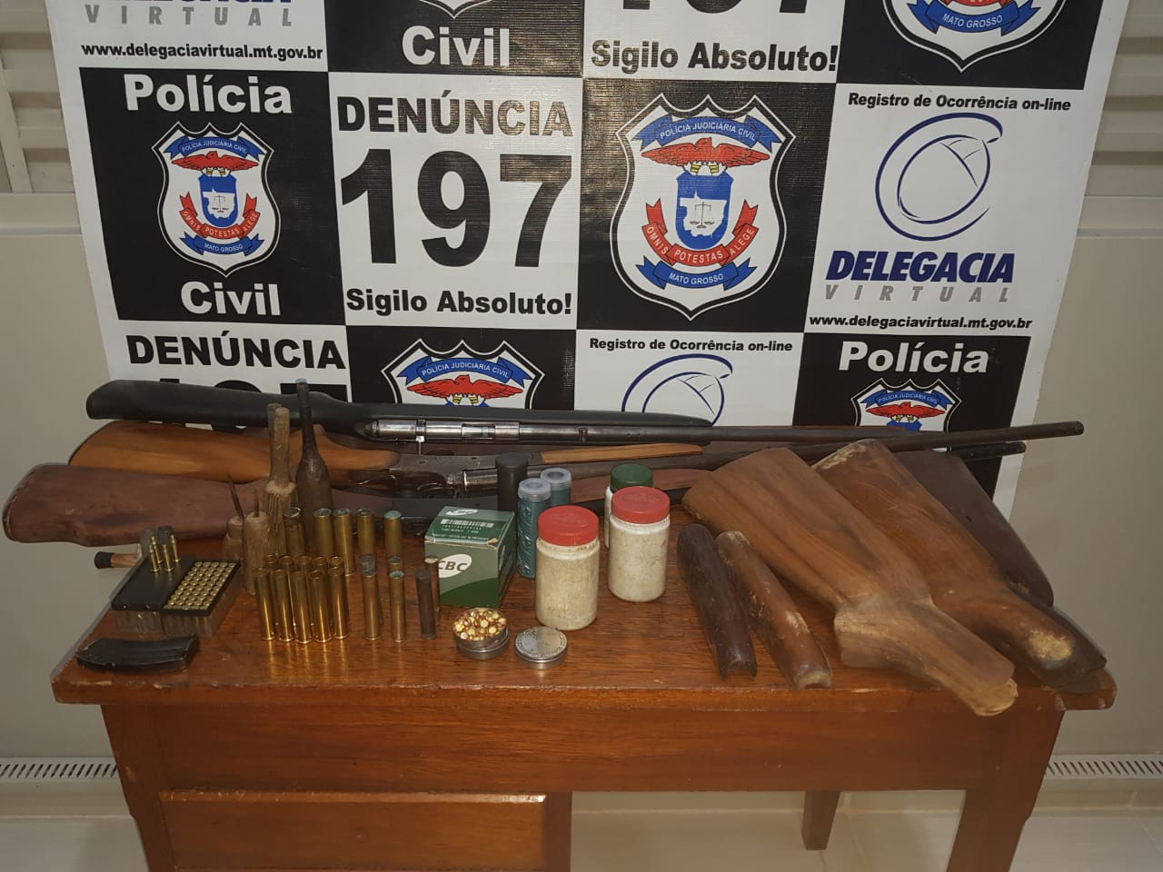 Materiais apreendidos pela pol&iacute;cia durante a opera&ccedil;&atilde;o. (Foto: divulga&ccedil;&atilde;o PJC/MT)