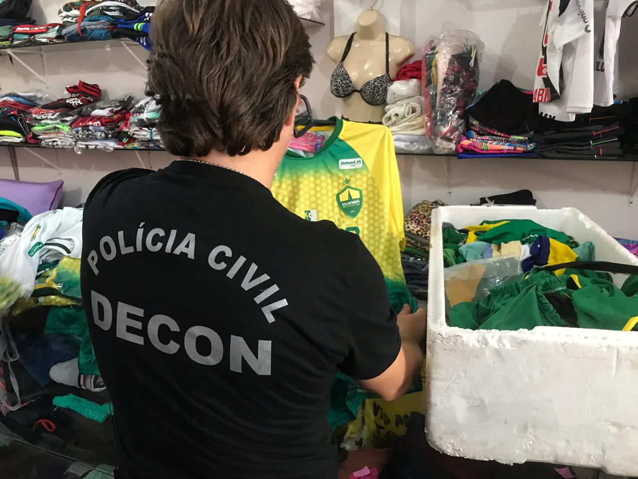 A dona confessou que compra por R$ 20,00 as camisetas e revende por R$ 30 a 40 reais. (Foto: divulgação PJC/MT)