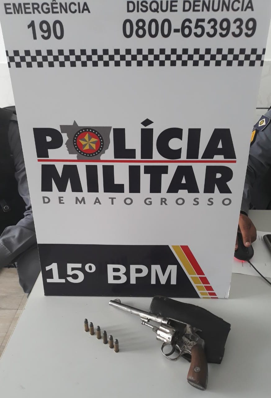 Arma e muni&ccedil;&otilde;es apreendidas com o suspeito. (Foto: divulga&ccedil;&atilde;o PM/MT)