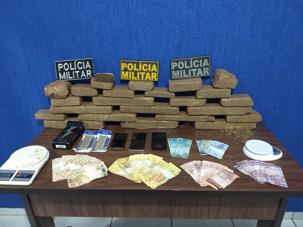 Materiais apreendidos pela pol&iacute;cia na casa dos suspeitos. (Foto: divulga&ccedil;&atilde;o PM/MT)