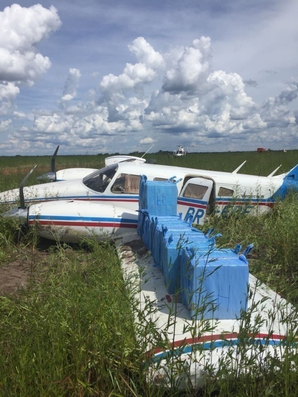 Aeronave e droga foram apreendidas durante a Opera&ccedil;&atilde;o Escalada. (Foto: assessoria PF/MT)