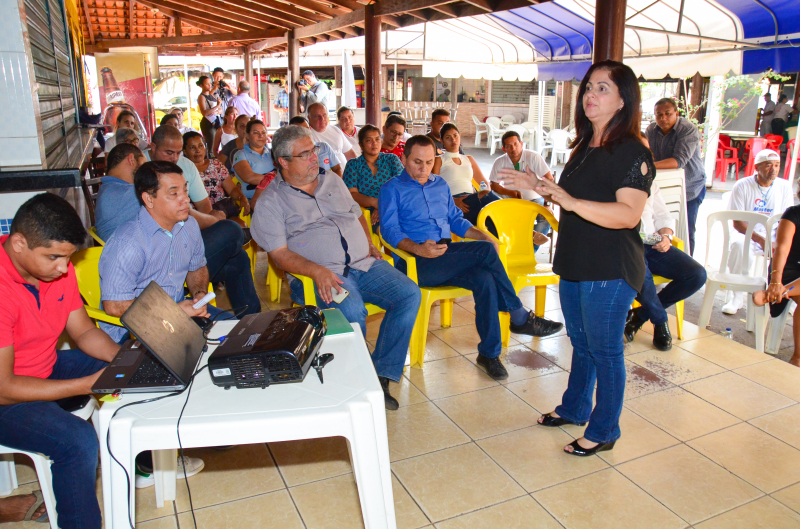 A secretária Débora Marques, apresentou aos permissionários de restaurantes o projeto de realocação temporário de seus empreendimentos. Foto: Assessoria