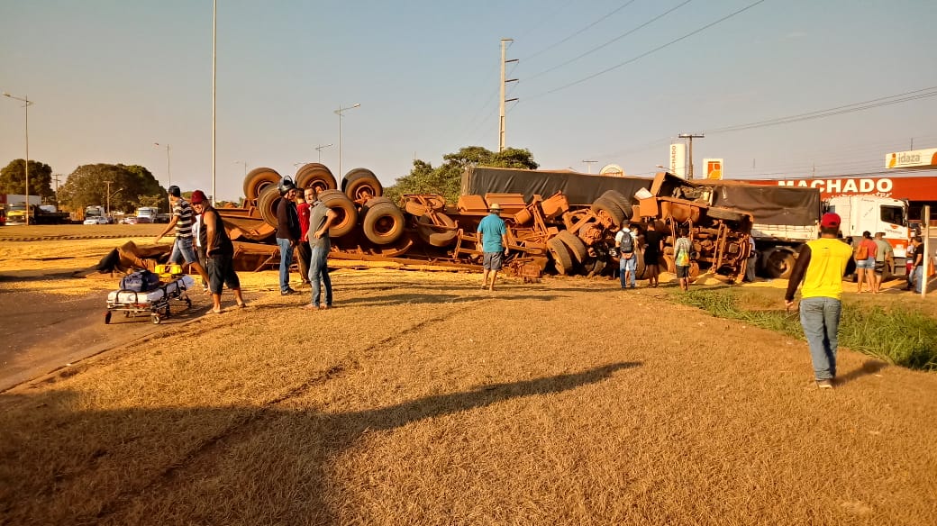 Um dos ve&iacute;culos tomou e a carga de milho ficou espalhada na pista. (Foto: Drielkson Ribeiro)