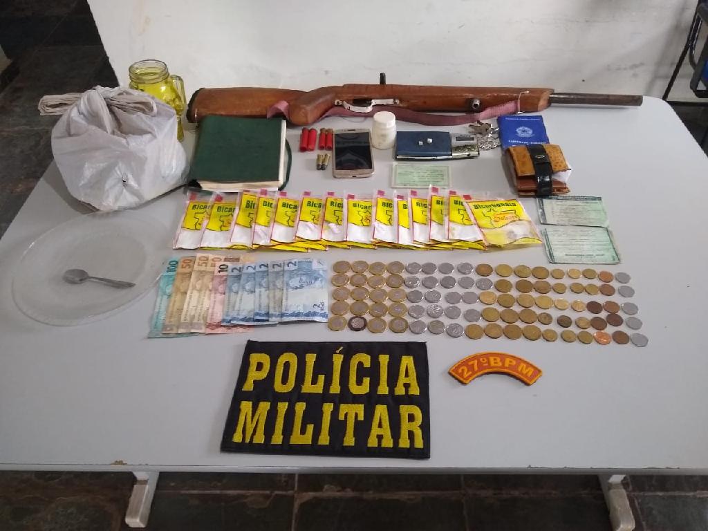Materiais apreendidos pela pol&iacute;cia no estabelecimento do casal. (Foto: divulga&ccedil;&atilde;o PM/MT)