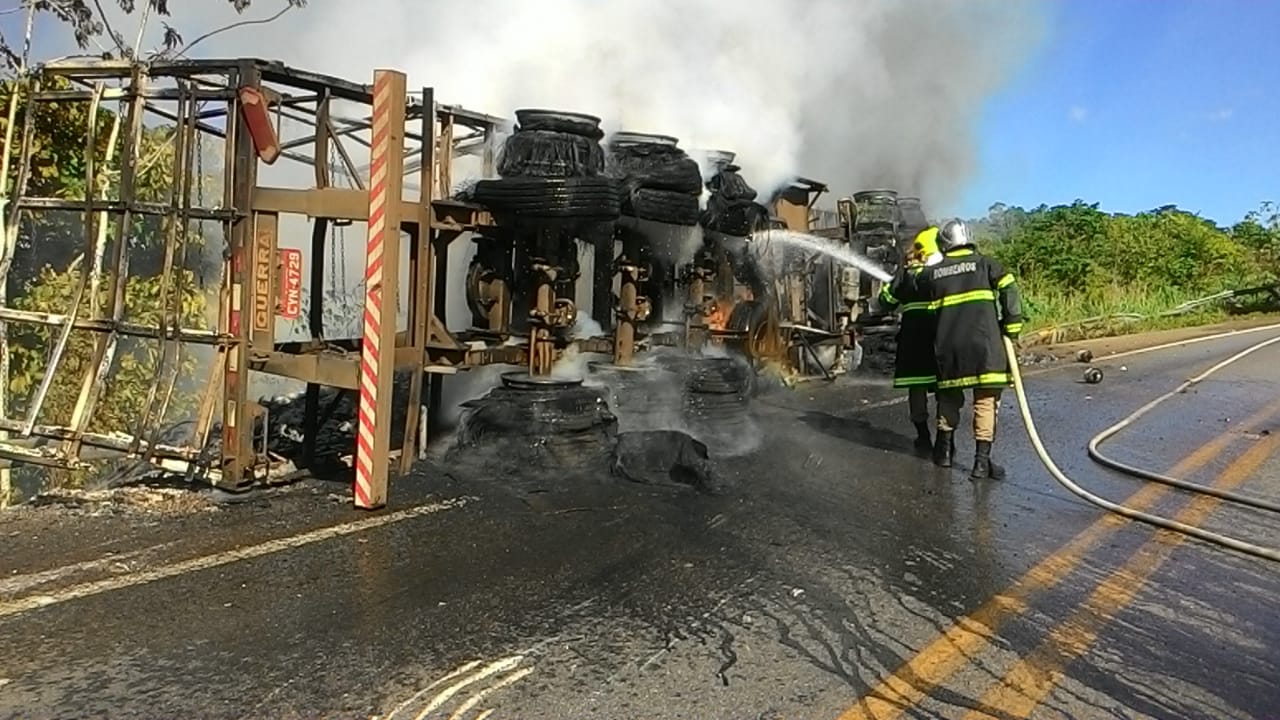 Os bombeiros trabalham cerca de 2h para controlar as chamas. (Foto: divulga&ccedil;&atilde;o Corpo de Bombeiros