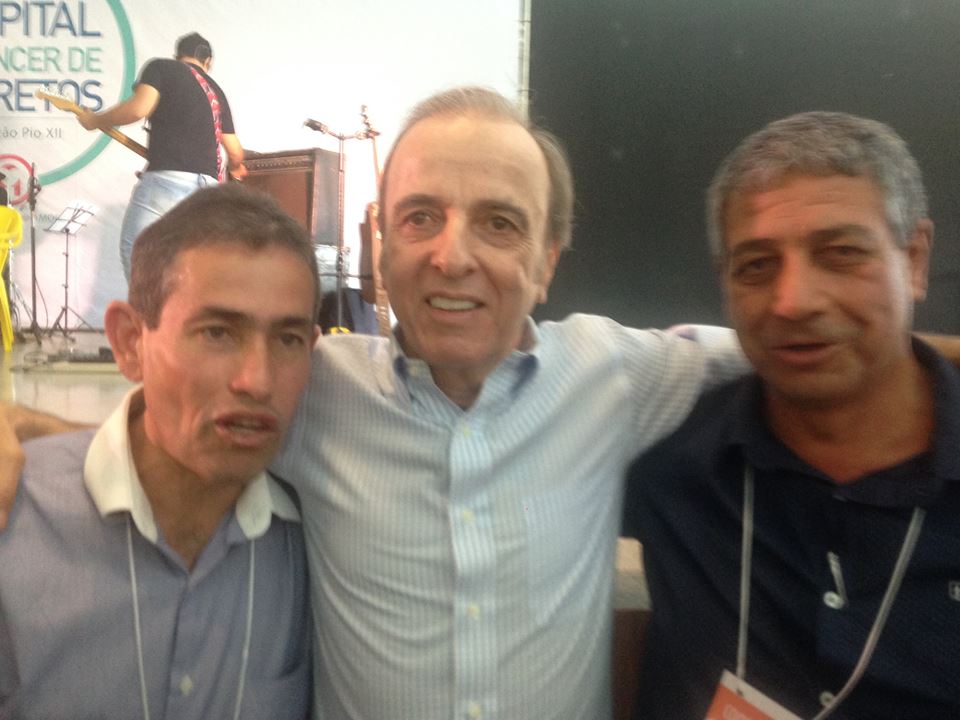 Valdir Correia(e) e Nilson Porto(d) ladeiam o m&eacute;dico Henrique Prata, diretor do Hospital de Amor (HC Barretos): Centro de Diagn&oacute;stico e Preven&ccedil;&atilde;o do C&acirc;ncer para Rondon&oacute;polis