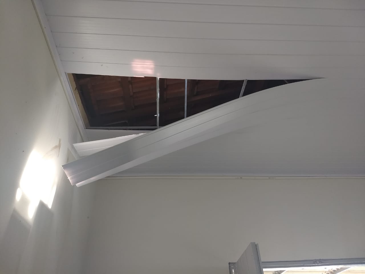 Eles entraram no sal&atilde;o comunit&aacute;rio pelo telhado, quebraram forro e levaram ventiladores de parede. (Foto: divulga&ccedil;&atilde;o) 