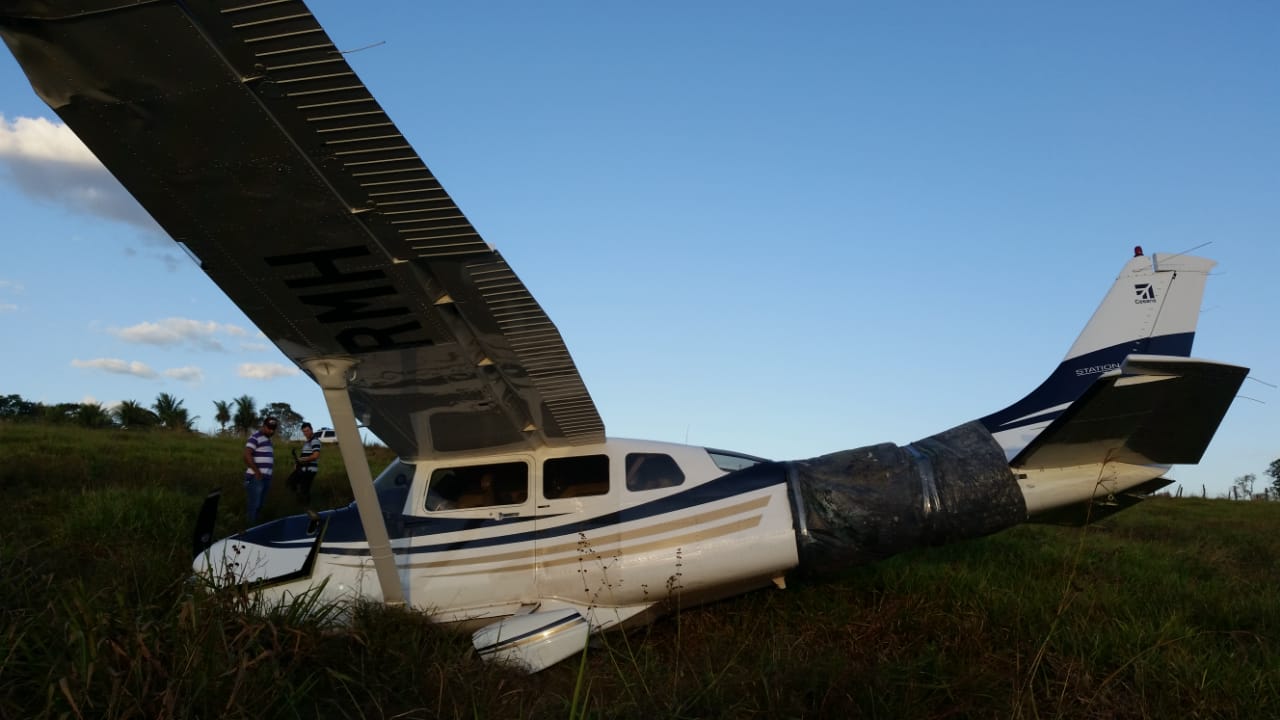 O avi&atilde;o foi localizado no fim da pista em uma &aacute;rea de pastagem. (Foto: divulga&ccedil;&atilde;o PJC/MT)