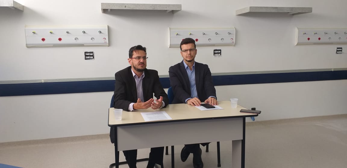 Cassiano Moraes Falleiros, secretário adjunto de gestão hospitalar [à esquerda] e José Mário Teles, supervisor técnico do Gerir [à direita]. (Foto: Sirlei Alves/Gazetamt) 
