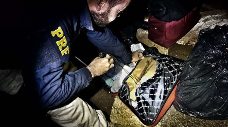 O entorpecente foi encontrado na bagagem do suspeito. (Foto: divulgação PRF/MT)