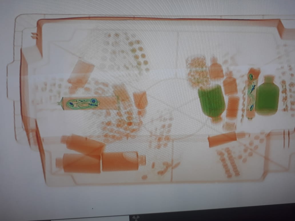 O truque foi percebido quando os tubos passaram pela m&aacute;quina de raio-X.  (Foto: divulga&ccedil;&atilde;o)