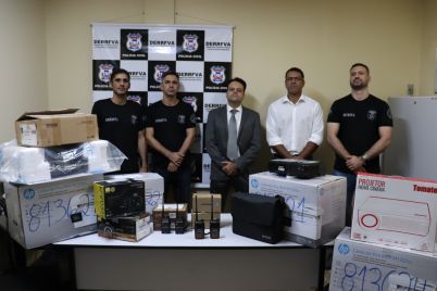 Entrega de equipamentos para a Delegacia Especializada de Repress&atilde;o a Roubos e Furtos de Ve&iacute;culos (DERRFVA) por meio da Sesp. Foto: Assessoria