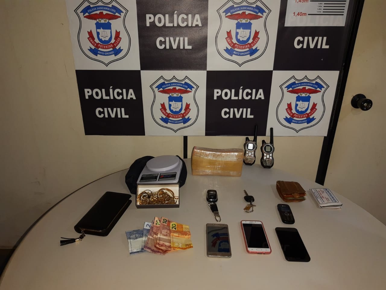 Materiais apreendidos pela pol&iacute;cia na casa onde os suspeitos foram presos. (Foto: divulga&ccedil;&atilde;o PJC/MT)