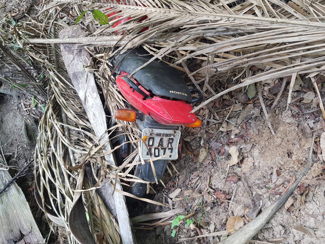 Motocicleta da v&iacute;tima foi encontrada em buscas no dia 15/10. (Foto: divulga&ccedil;&atilde;o PJC/MT)