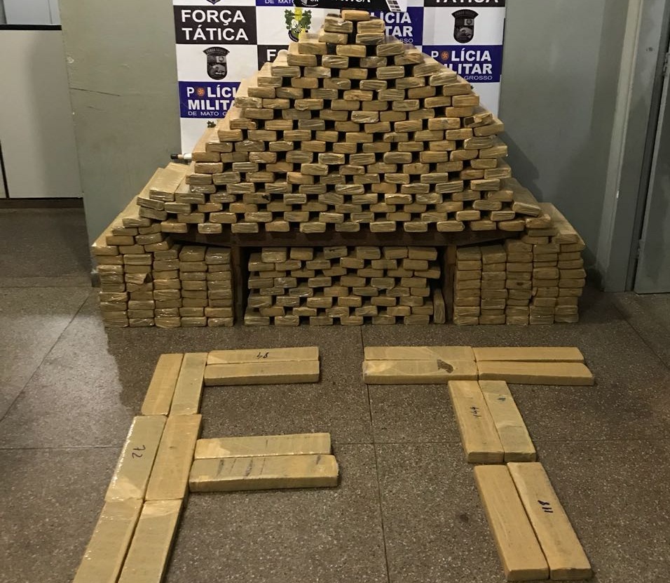 Carga apreendida pela For&ccedil;a T&aacute;tica com os suspeitos. (Foto: divulga&ccedil;&atilde;o PM/MT)