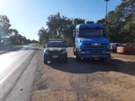 Ve&iacute;culo Scania, com placas de Cacoal (RO), que havia sido roubado em S&atilde;o Domingos. (Foto: divulga&ccedil;&atilde;o PRF/MT)
