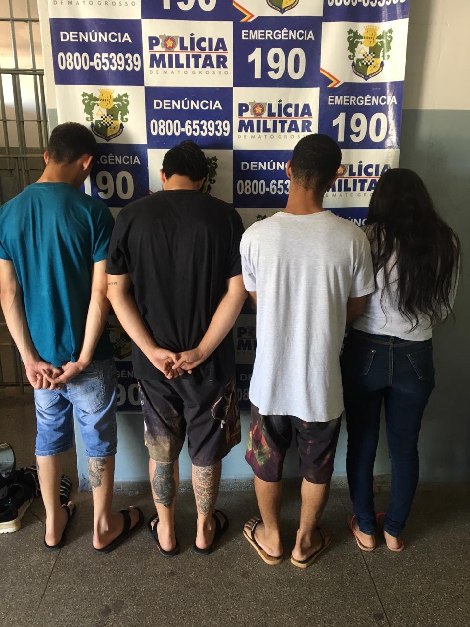 Suspeitos detidos e encaminhados para a 1&ordf; Delegacia de Pol&iacute;cia. (Foto: divulga&ccedil;&atilde;o PM/MT)
