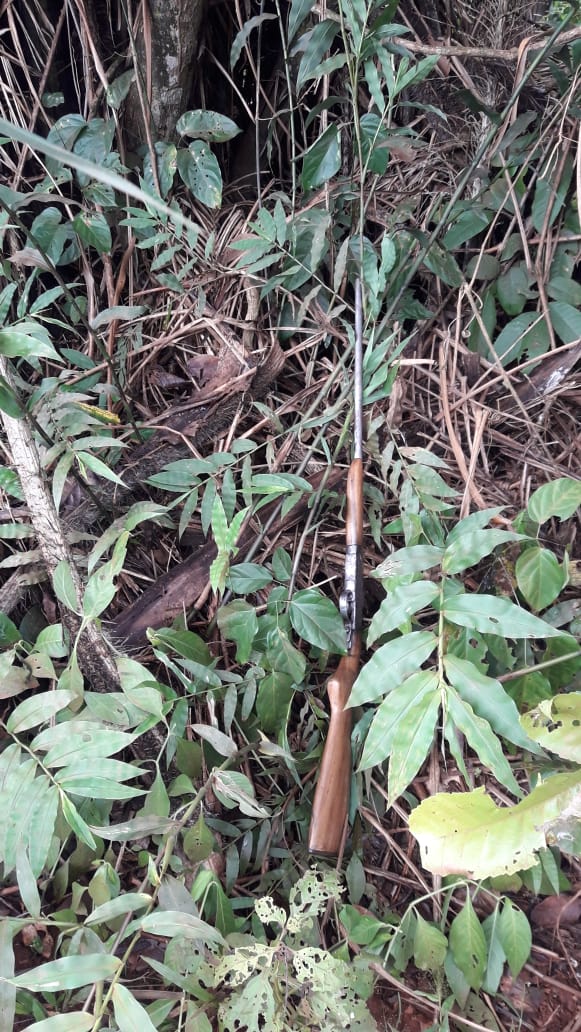 A arma foi jogada pelo suspeito no meio do mato. (Foto: divulga&ccedil;&atilde;o PM/MT)
