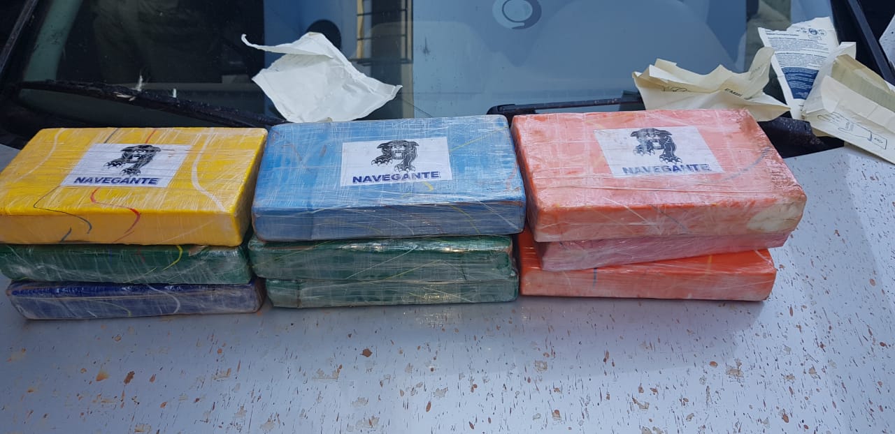 Tabletes da droga apreendidos na a&ccedil;&atilde;o em conjunto. (Foto: divulga&ccedil;&atilde;o PRF/MT)