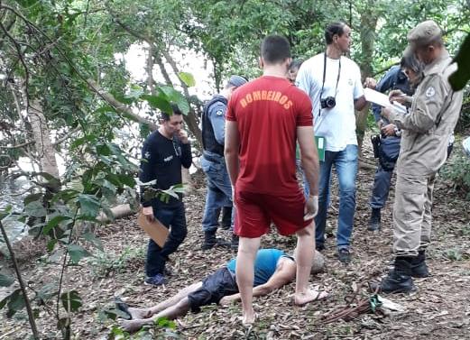 O corpo estava enganchado em galhos de &aacute;rvores. (Foto: rede social)
