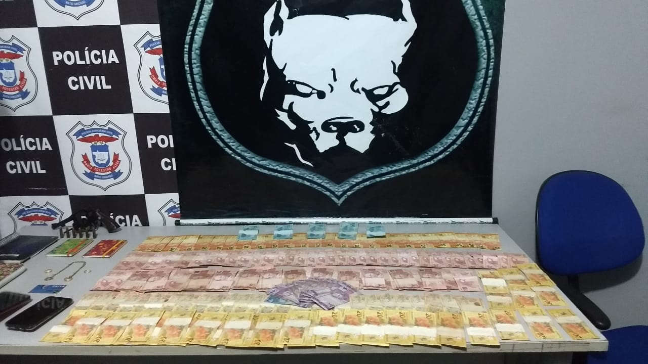 Dinheiro apreendido pela polícia. (Foto: divulgação PJC/MT)
