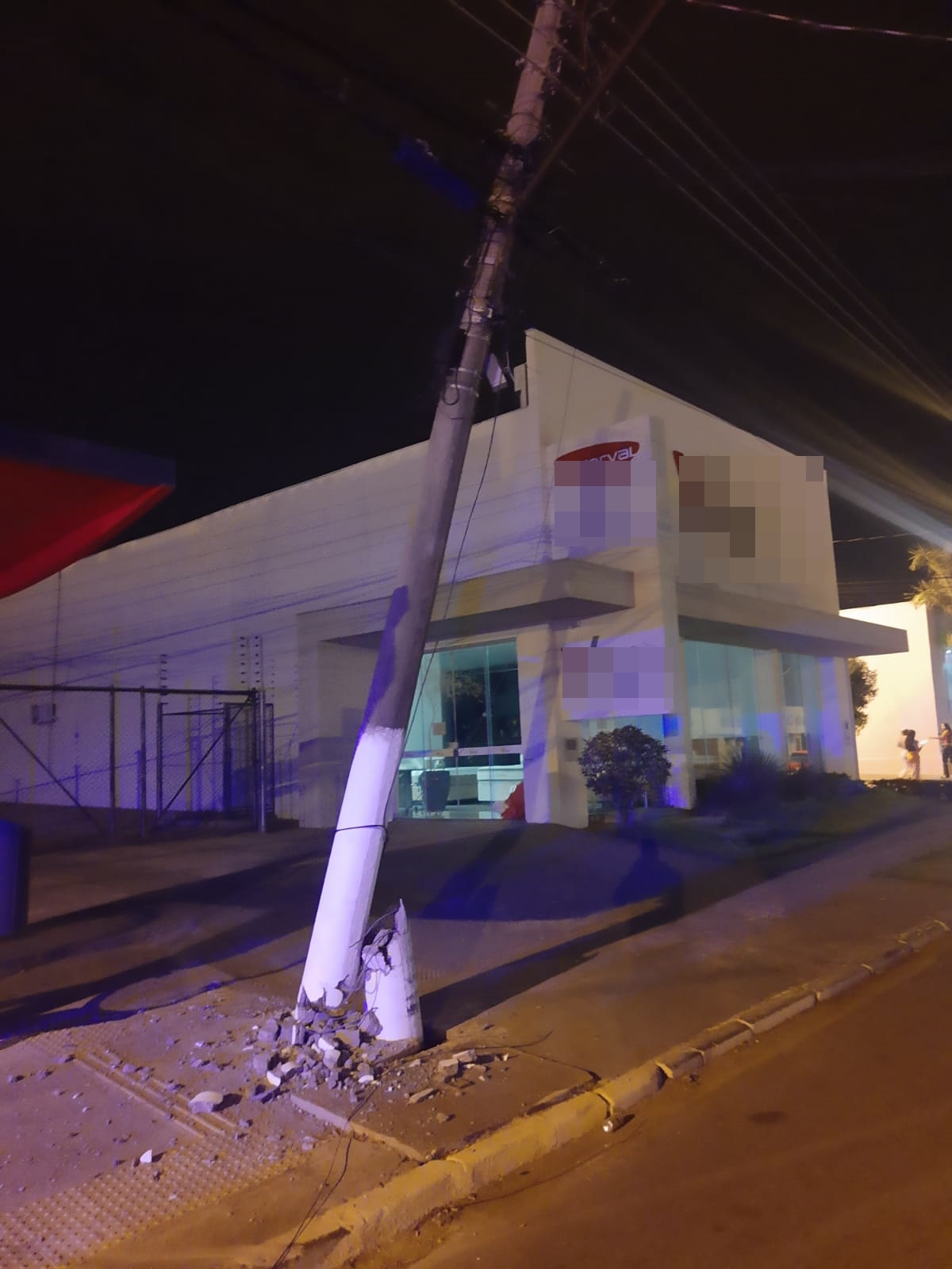 Poste atingido por motorista Foto: POLICIA MILITAR