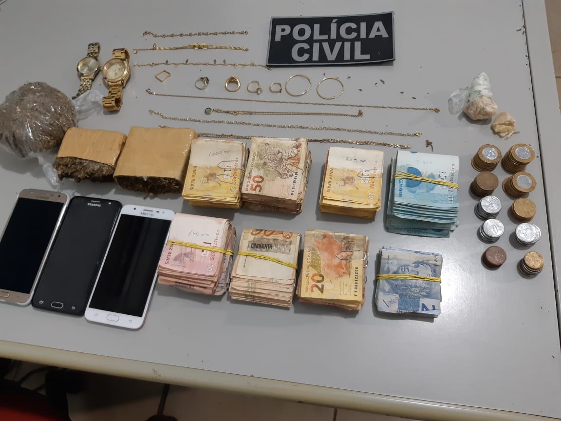 Materiais apreendidos pela pol&iacute;cia em poder da suspeita. (Foto: divulga&ccedil;&atilde;o PJC/MT)