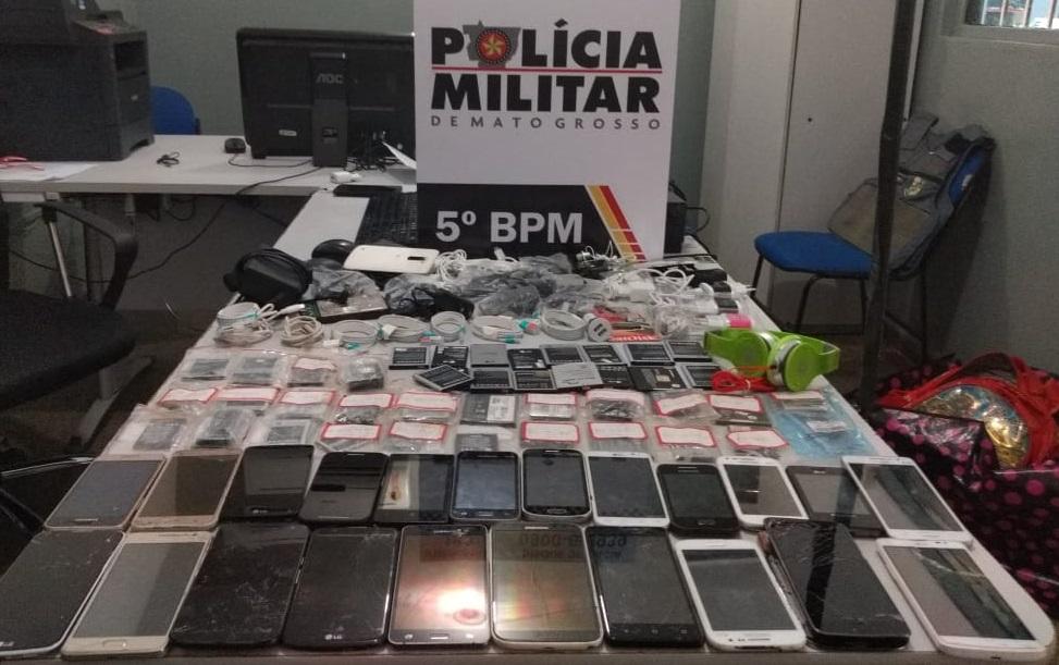 Os celulares e acessórios que estavam com os suspeitos, que tentaram fugir da abordagem. (Foto: divulgação PM/MT)