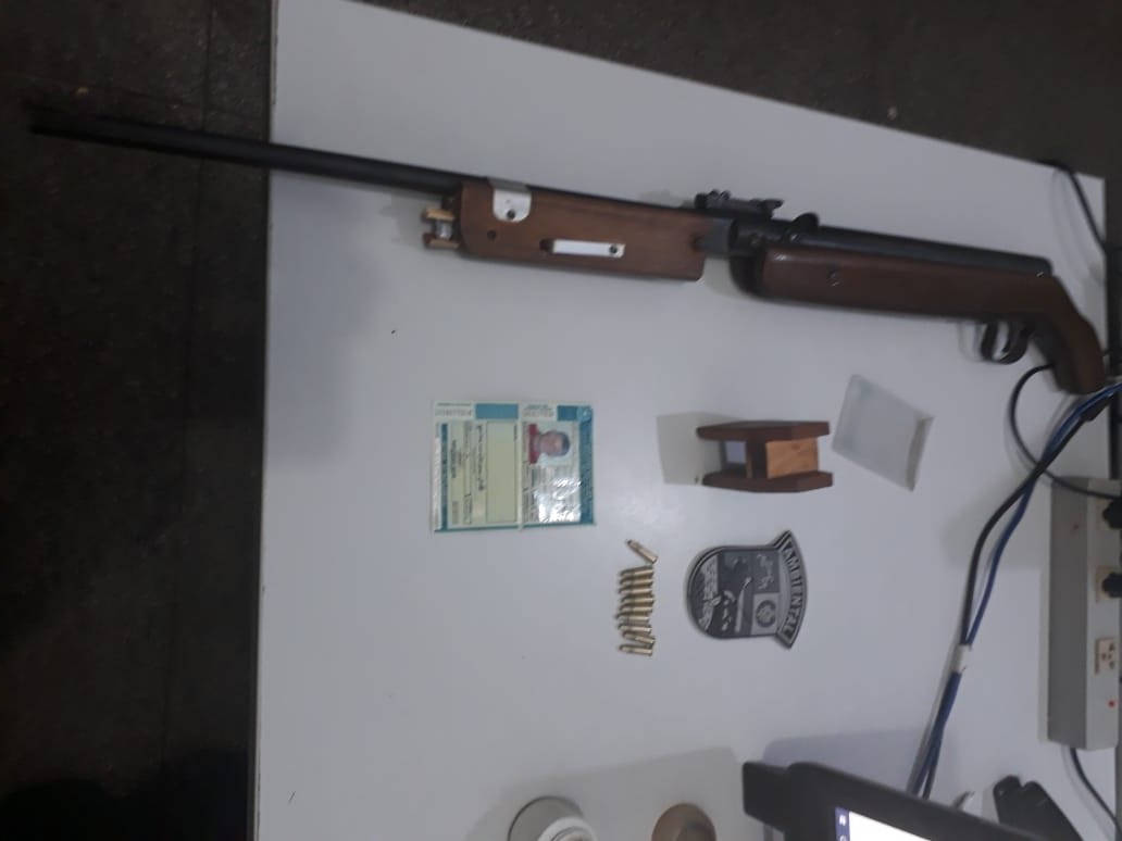 Materiais apreendidos pela pol&iacute;cia com os suspeitos. (Foto: divulga&ccedil;&atilde;o PM/MT)