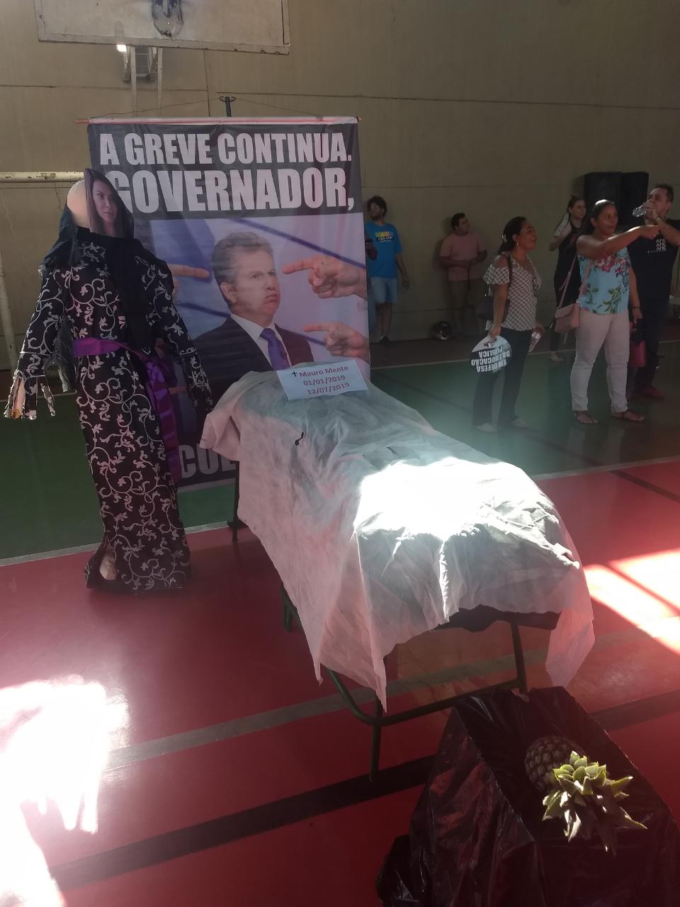  A categoria preparou o funeral do Governador como forma de demonstrar, que para os professores, essa gest&atilde;o j&aacute; nasceu "morta". 