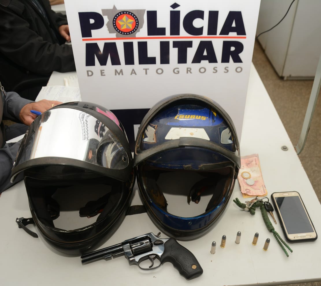 Materiais apreendidos pela pol&iacute;cia som os suspeitos. (Foto: divulga&ccedil;&atilde;o PM/MT)