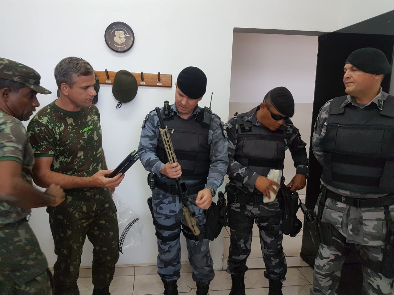 O Exército entregou a arma para policiais da Força Tática. (Foto: divulgação PM/MT) 
