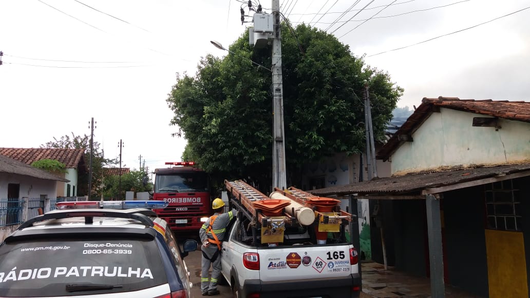 Concession&aacute;ria de energia desligou a rede da regi&atilde;o para o tralhado dos bombeiros. (Foto: rede social)
