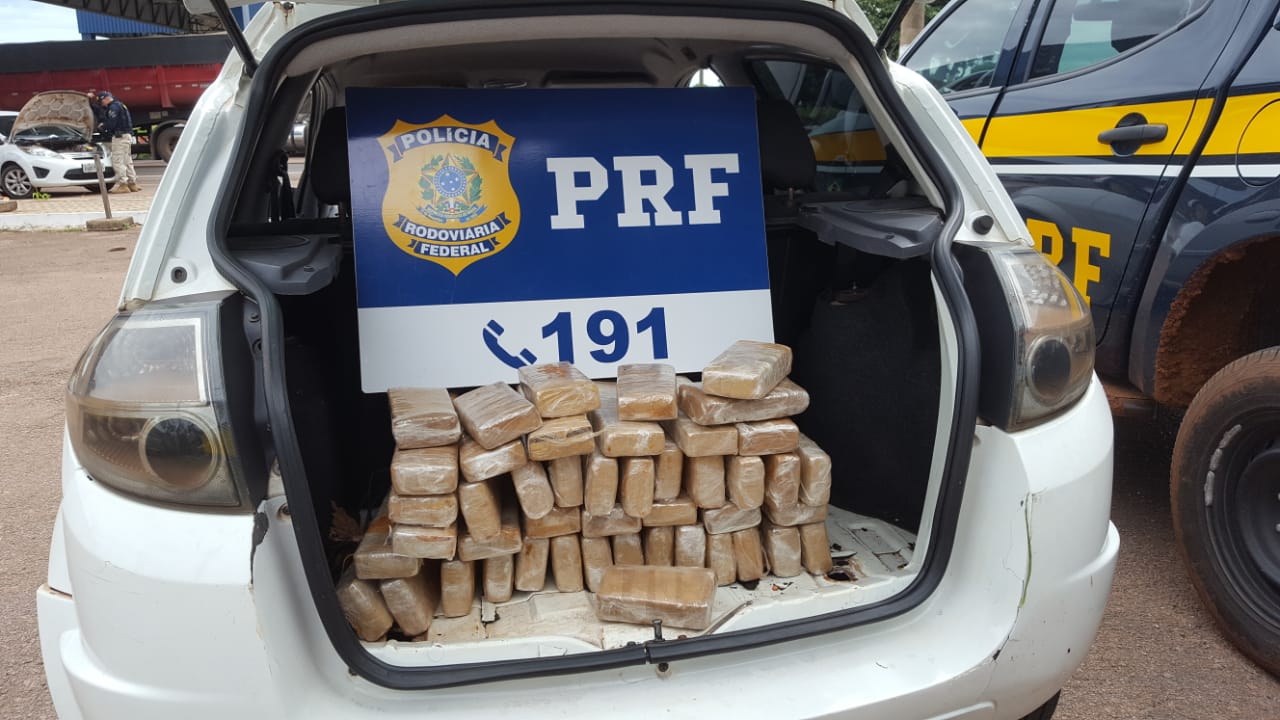 A droga estava escondida no suporte de estepe do ve&iacute;culo. (Foto: Sirlei Alves/GazetaMT)
