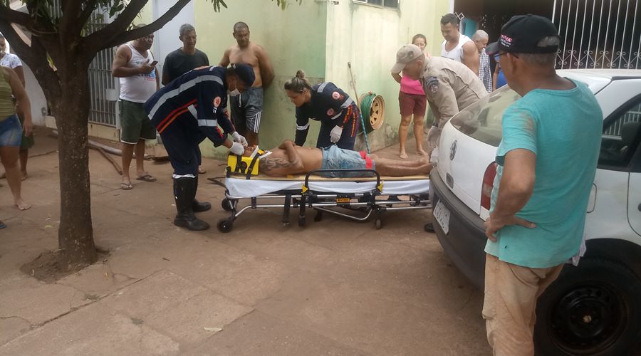 O motorista do Gol ficou bastante ferido e foi levado ao Hospital Regional para receber cuidados m&eacute;dicos - Fotos Messias Filho /GMT