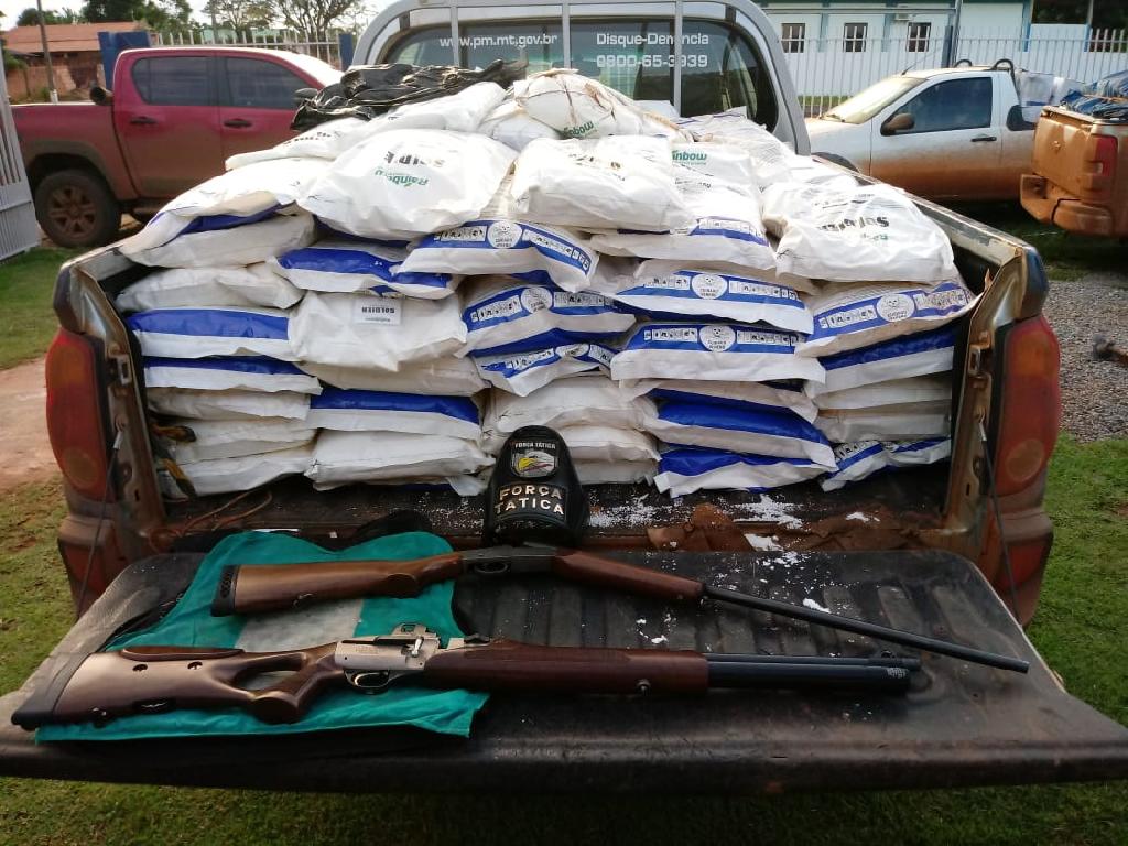 A Toyota Hilux &eacute; a mesma que os suspeitos obrigaram os funcion&aacute;rios da fazenda a carregar os defensivos agr&iacute;colas. (Foto: divulga&ccedil;&atilde;o PMMT)