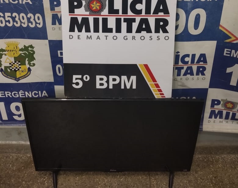 O menor detido informou aos policiais que o parelho de TV pertencia ao piloto da moto, que fugiu do local