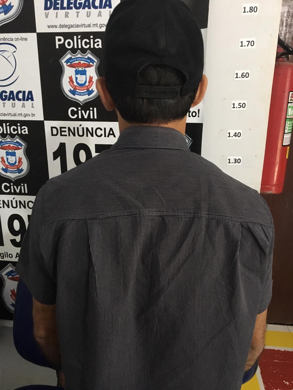 Com o homem, os policiais localizaram um aparelho celular que continha o perfil de Rede Social falso, em nome de Gustavo T, assim como as fotografias &iacute;ntimas da adolescente. (Foto: divulga&ccedil;&atilde;o PJC/MT)