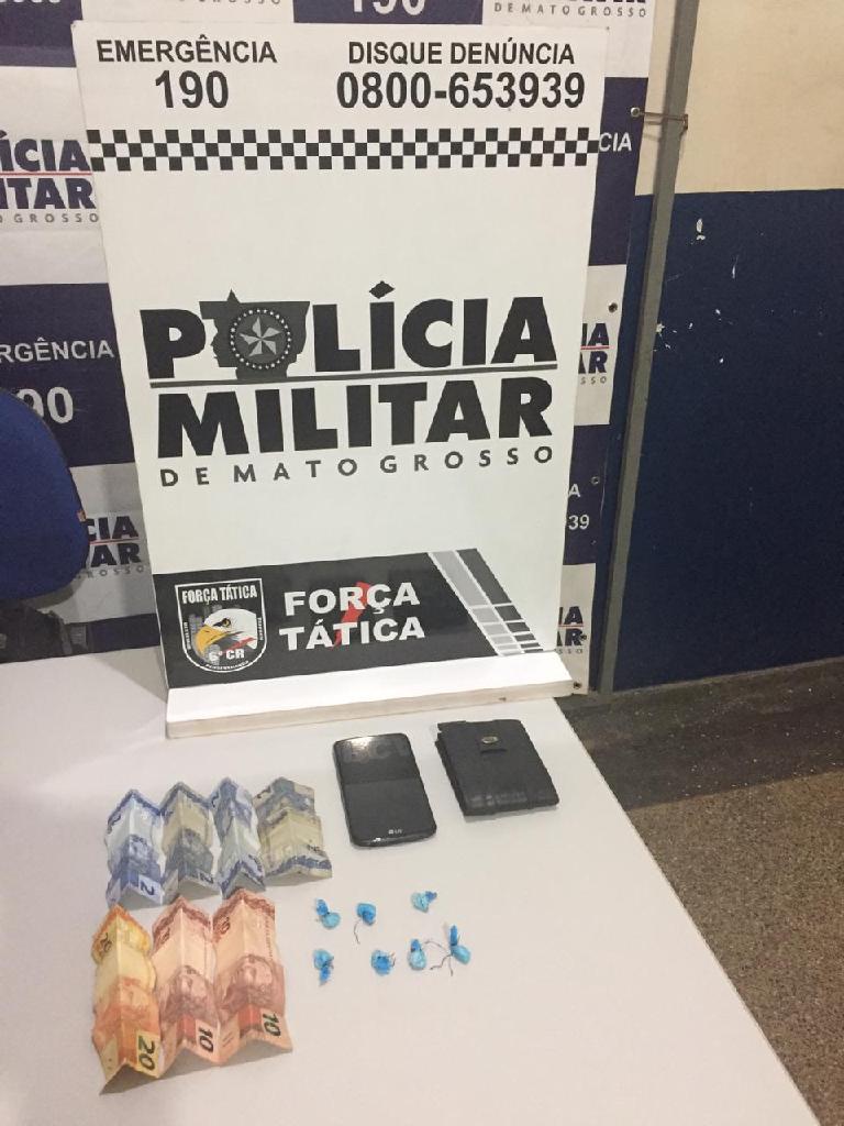 Droga e dinheiro apreendidos com os suspeitos. (Foto: divulga&ccedil;&atilde;o PM/MT)