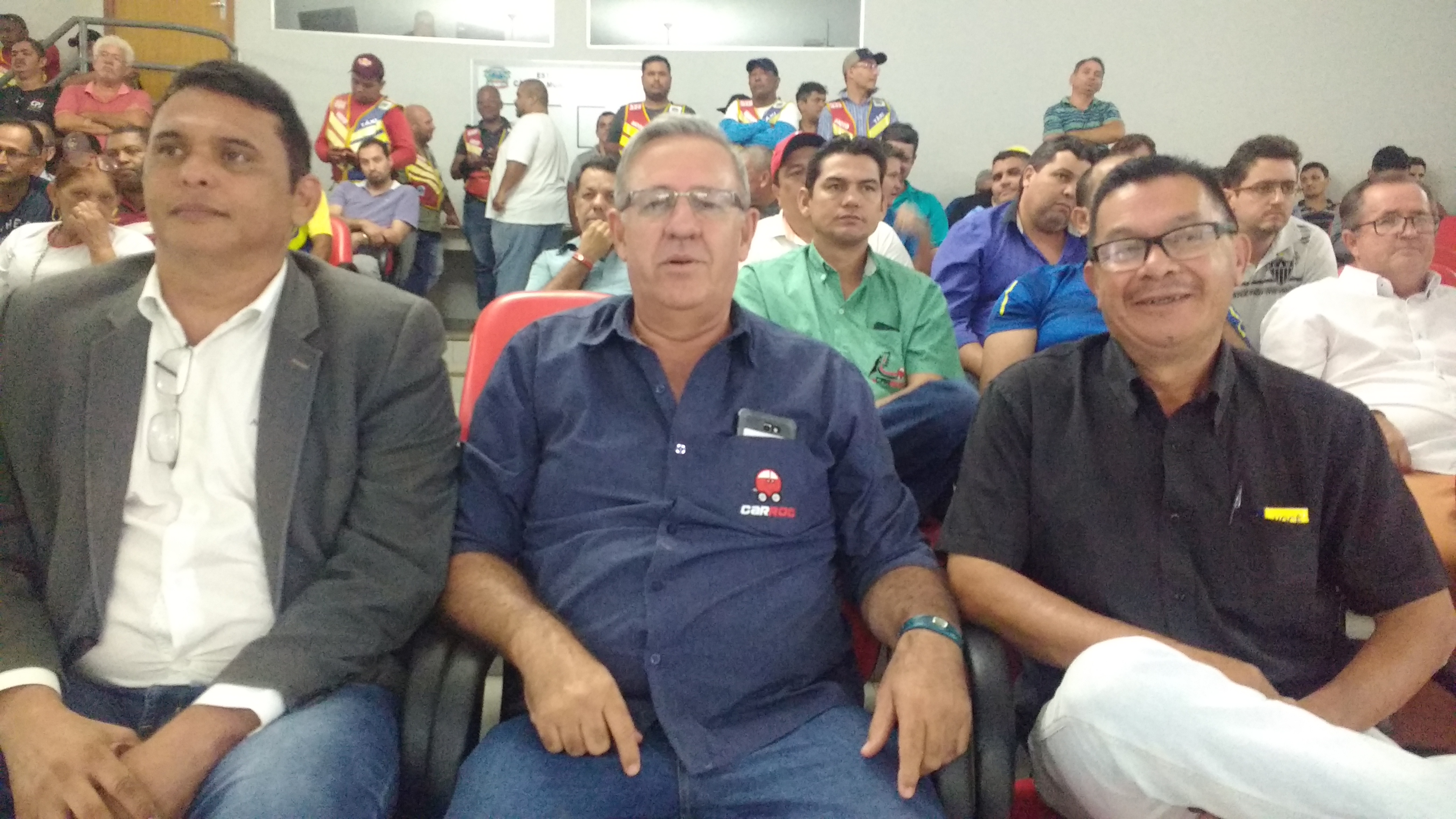 O advogado Odair Moura (e) com Pedro Braz (Car Roo) e Delei da Cruz, da AMARR), durante sess&atilde;o da C&acirc;mara de Rondon&oacute;polis Galerias da C&acirc;mara de Rondon&oacute;polis ficaram lotadas por motoristas de aplicativos, taxistas e mototaxistas, na sess&atilde;o de quarta-feira