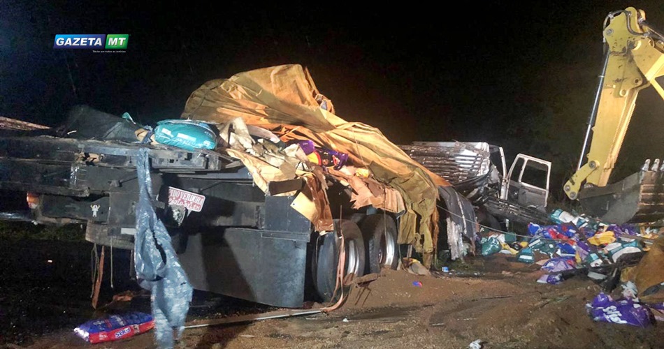 Motorista morre e outro fica ferido em acidente entre caminhão e duas carretas. (Foto: Bruno Pinheiro / Gazeta MT)